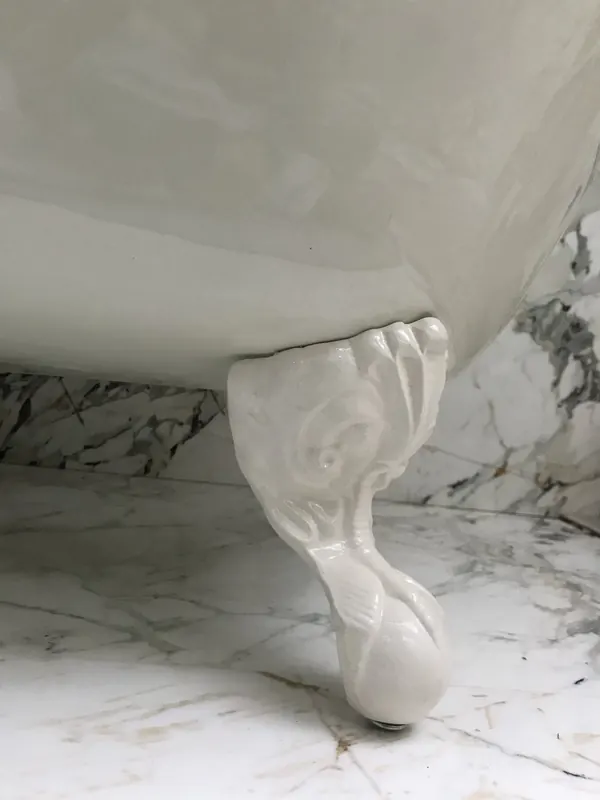 High-gloss bath feet
